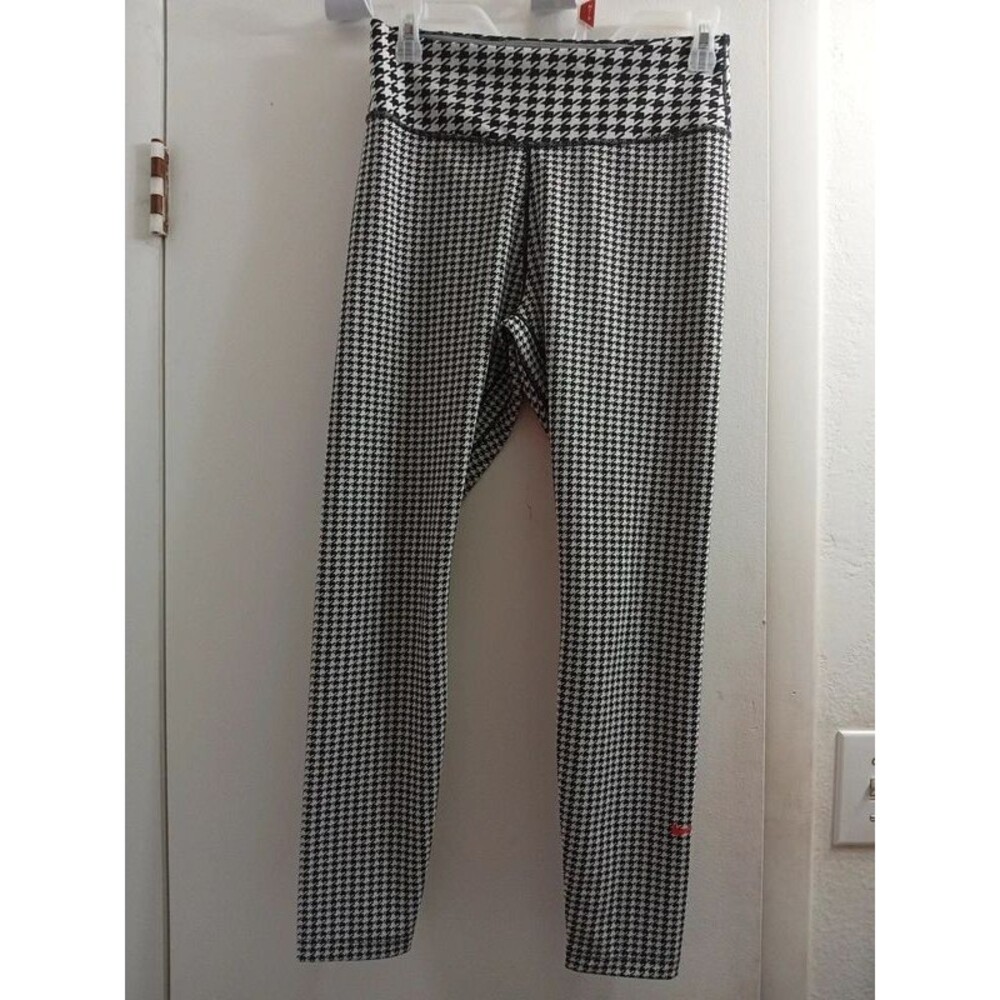 Ladies size M NIKE black & white houndstooth leggings